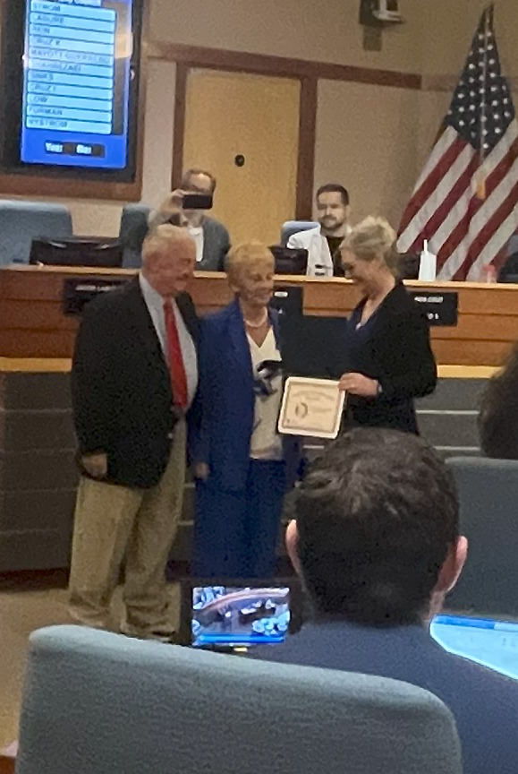 Doug and Judy Whitten receiving Mayor's Inspiration Award from Mayor Wendi Strom